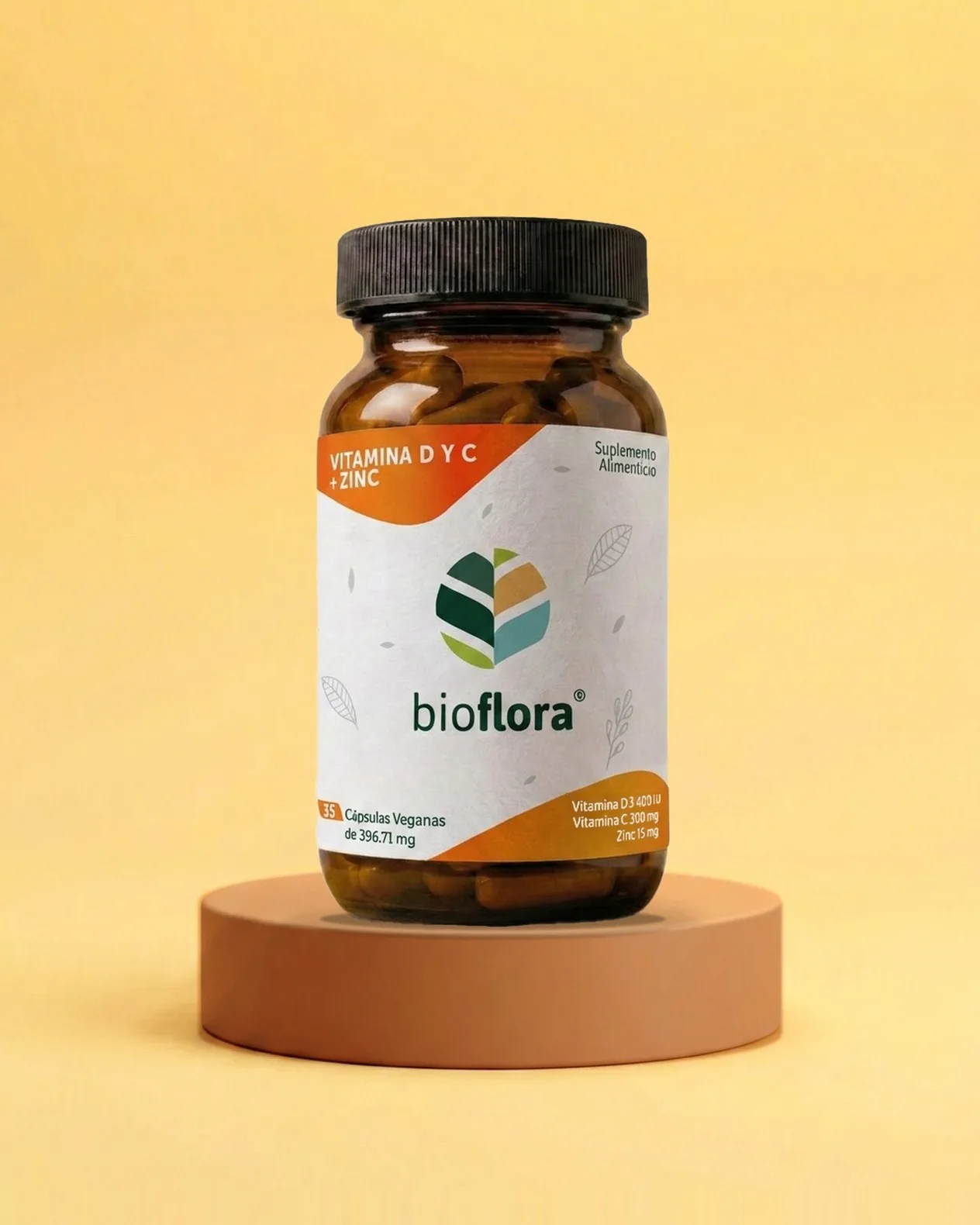 Frasco de Bioflora Vitamina D y C + Zinc sobre un podio terracota y un fondo amarillo cálido, con su banda naranja y el logotipo a color al centro.
