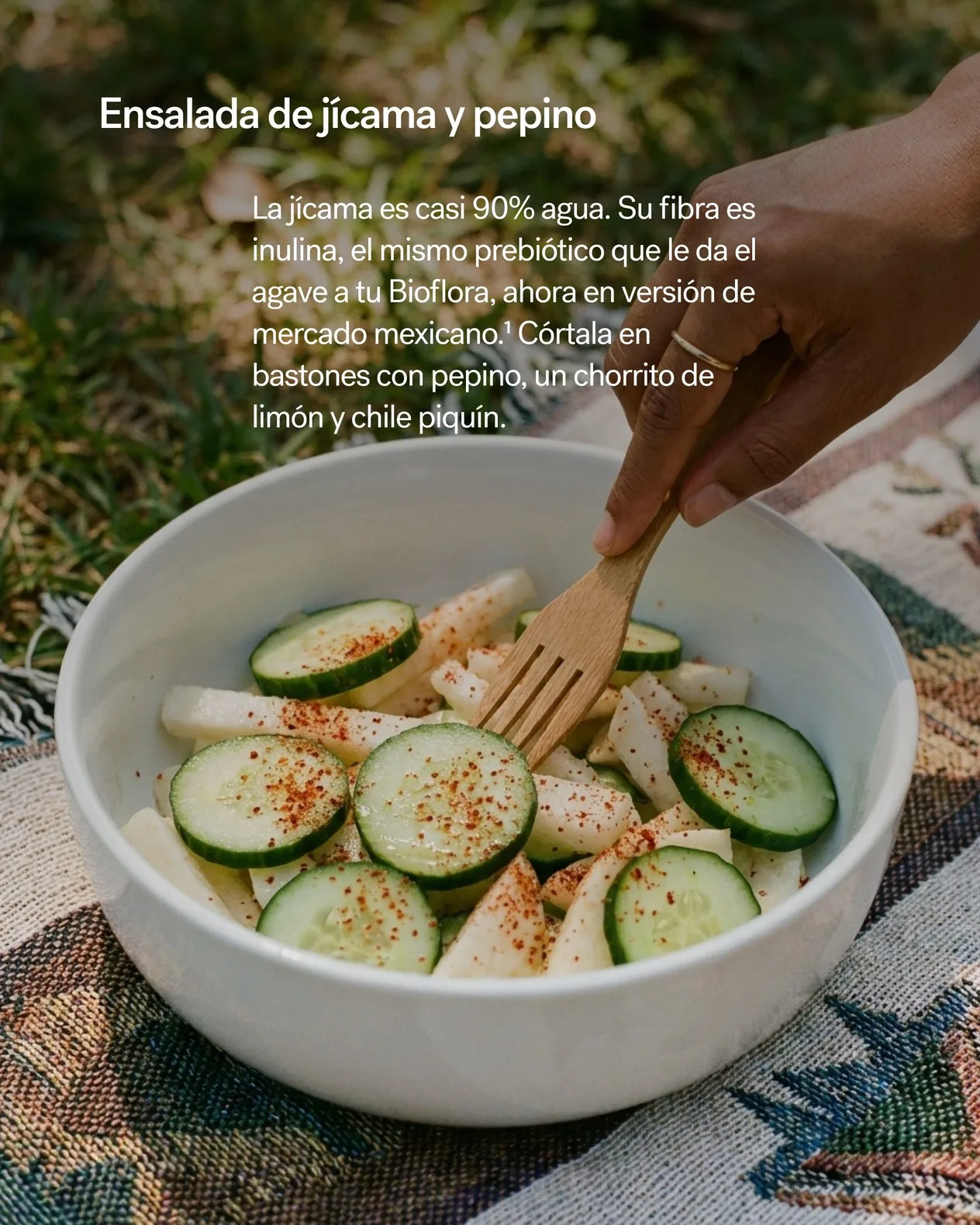 Ensalada de jícama y pepino con chile en polvo en un tazón blanco y una mano que toma un bocado con un tenedor de madera, bajo el título «Ensalada de jícama y pepino».