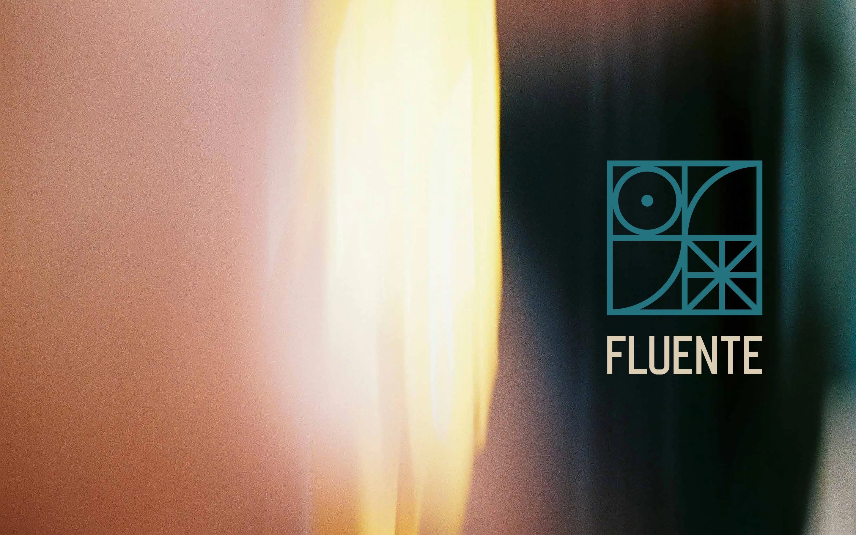 Logotipo de Fluente, el símbolo en azul y el nombre en beige, sobre una foto desenfocada de luz rosa y amarilla que se oscurece hacia la derecha.