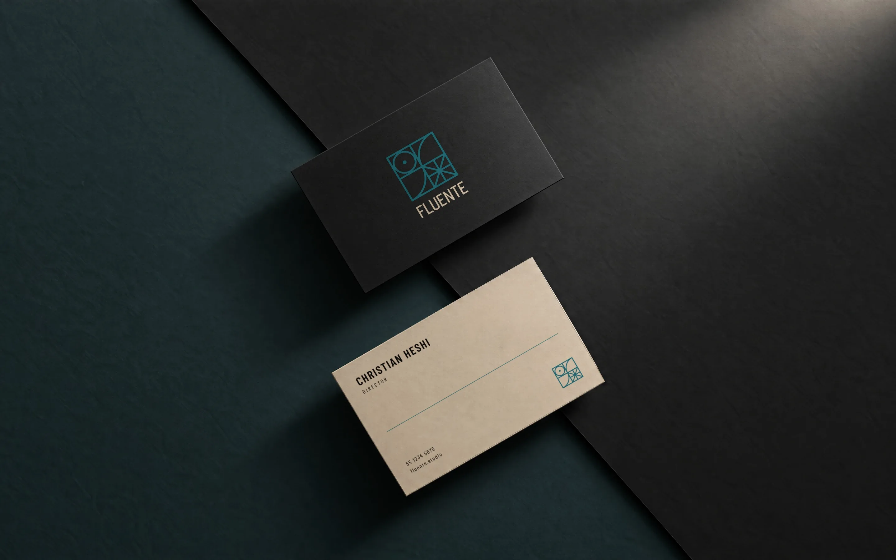 Dos tarjetas de presentación de Fluente sobre un fondo oscuro: el frente negro con el logotipo y el reverso beige con nombre y datos de muestra.