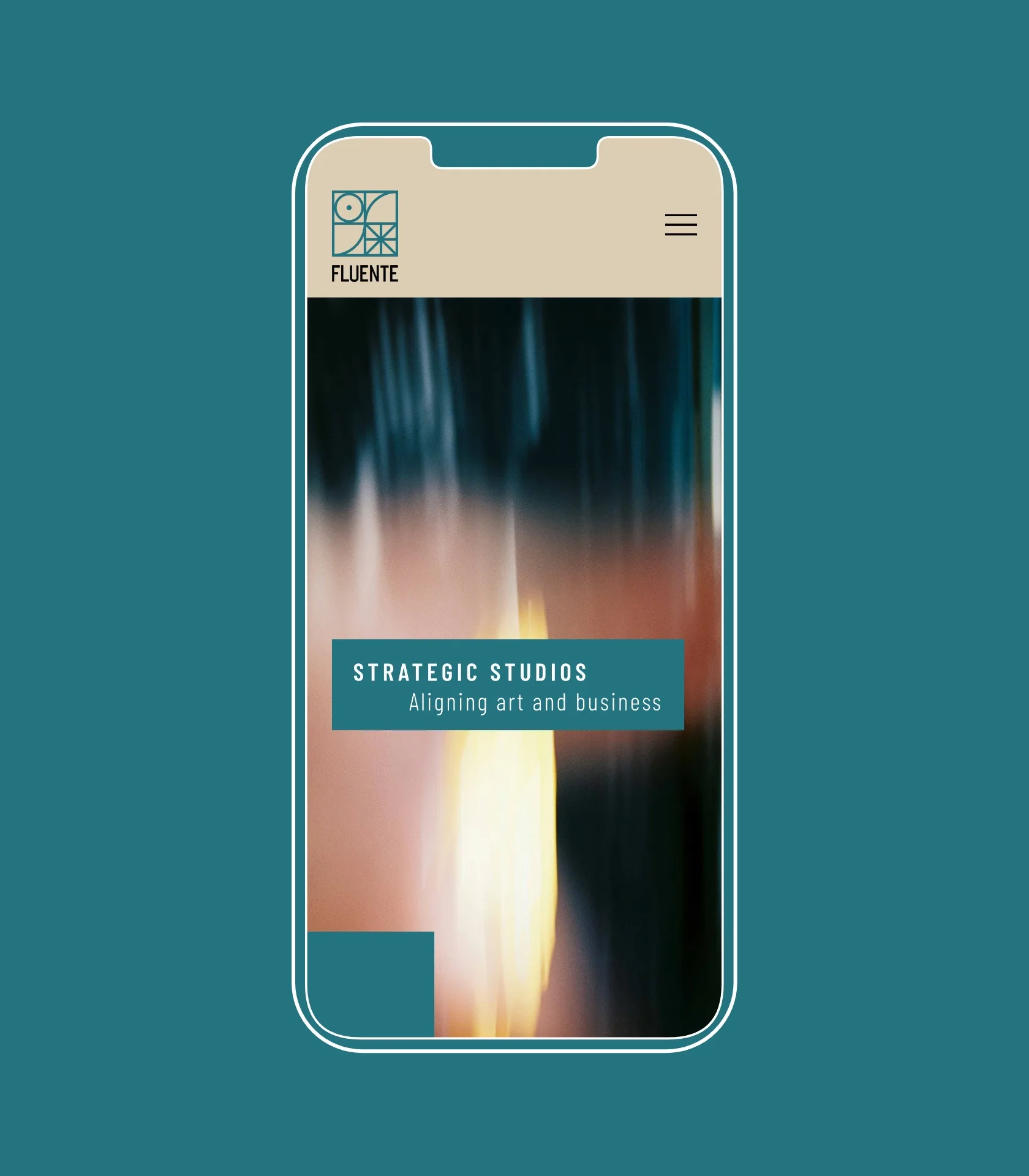 Celular dibujado en línea blanca sobre verde azulado, con la página de inicio de Fluente en móvil: barra beige con el logotipo y el menú, y debajo la foto de luz con la banda azul.